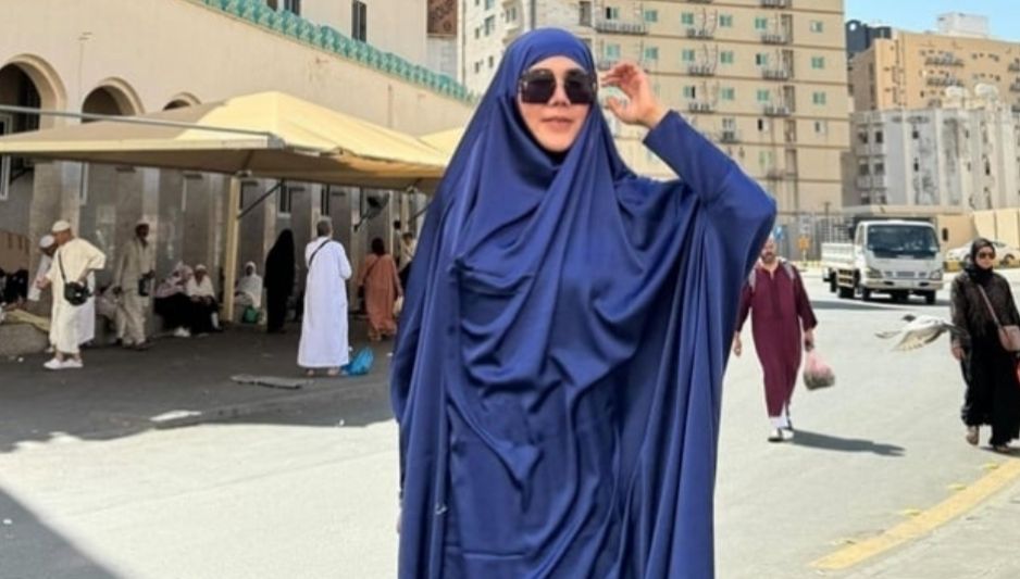 kontroversi-umrah-isa-zega-selebgram-transgender-dihujat-usai-kenakan-hijab